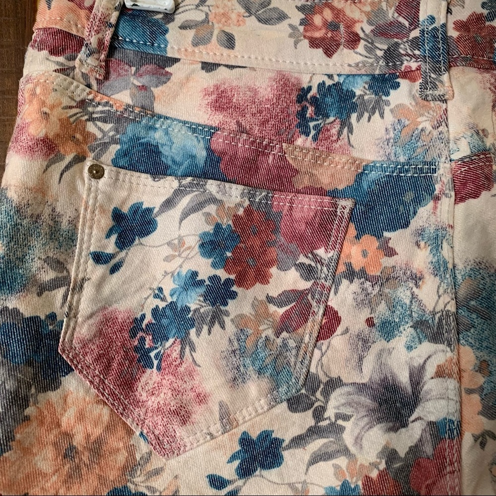 🌸 ZARA Floral Stretchable Denim Shorts in Pastel English Colours - Picture 7 of 10